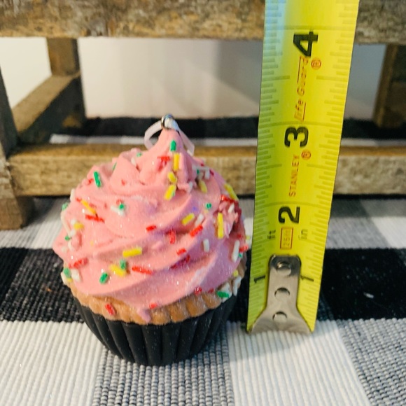 3 Pastel Cupcakes with Sprikles - Picture 6 of 6